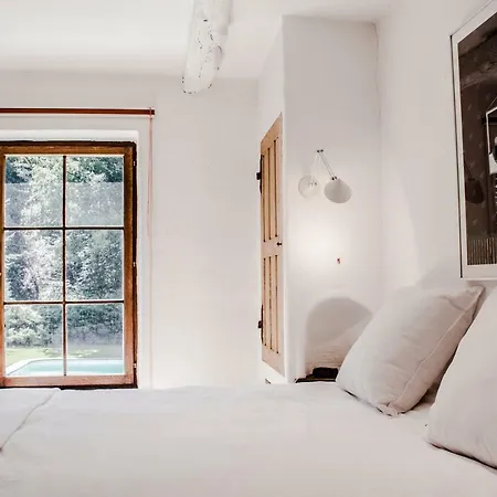 Domaine-humain Bed & Breakfast *